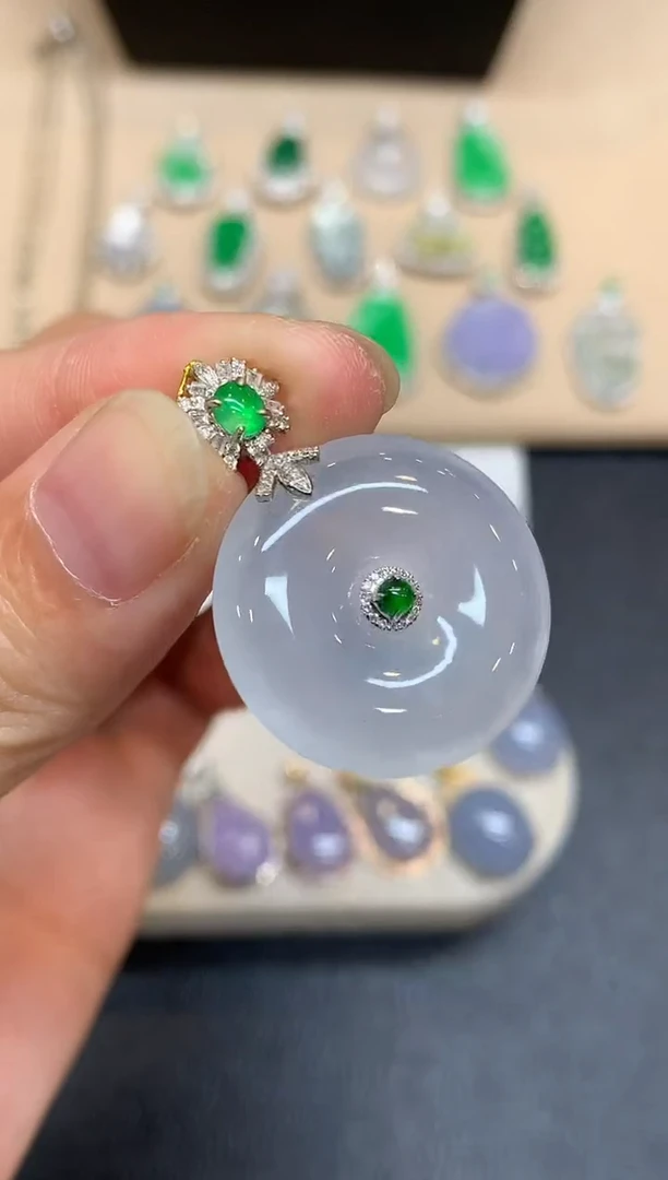 颈饰18K金镶嵌翡翠平安扣【无服务费