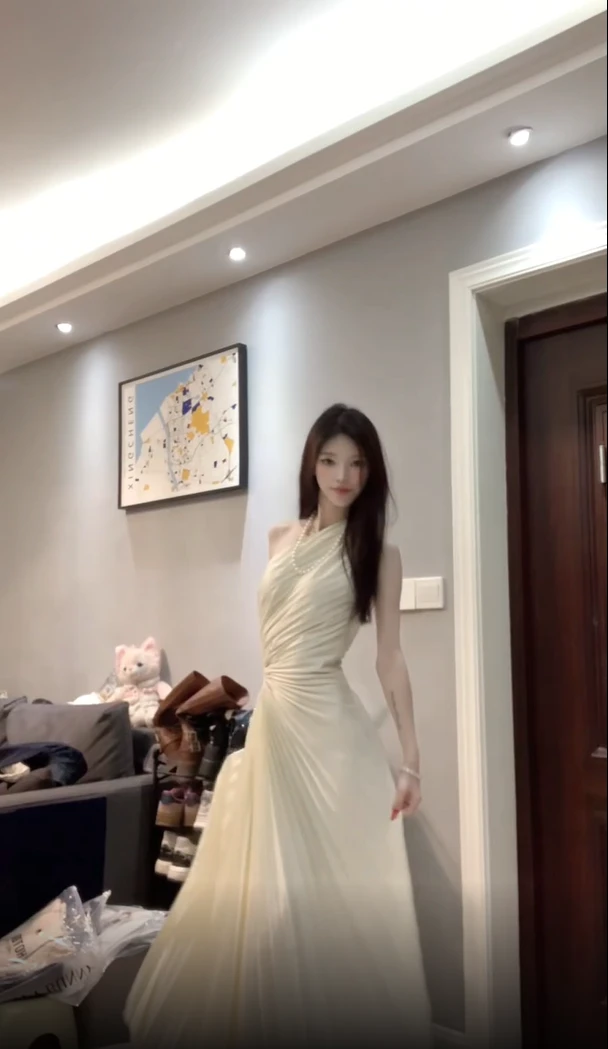 法式白色镂空斜肩无袖连衣裙女款夏季气质修身收腰海边度假长裙子