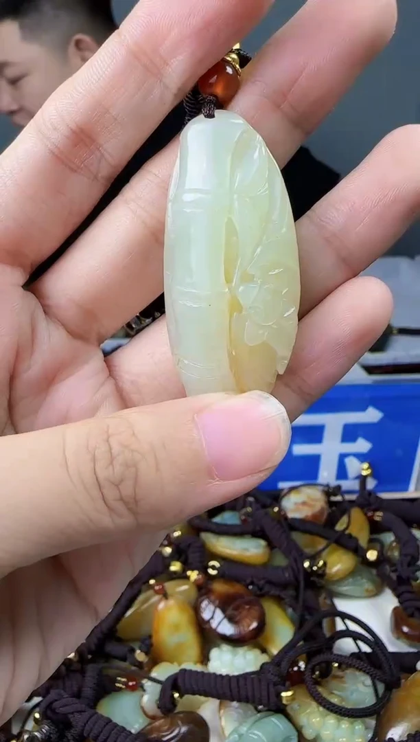 和田玉未镶嵌颈饰1