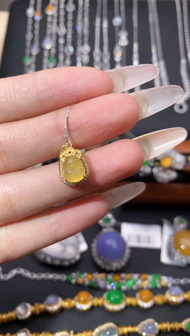 颈饰18K金镶嵌翡翠吊坠