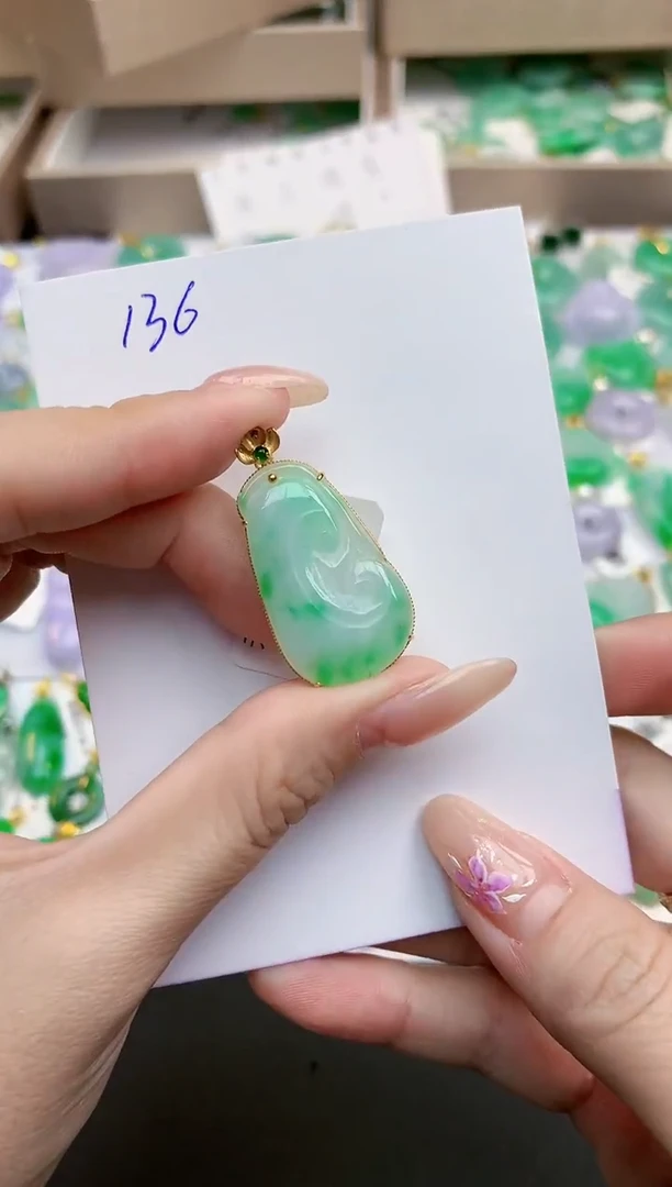 颈饰18K金镶嵌翡翠天然缅甸A货翡翠