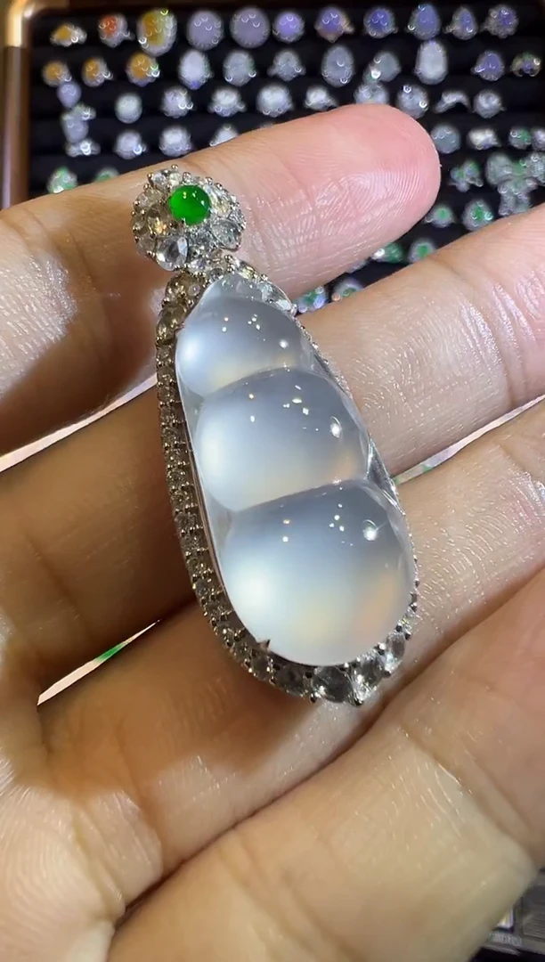 【闪购商品】翡翠吊坠(赠链)18K金镶嵌玻璃种茅台白福豆吊坠