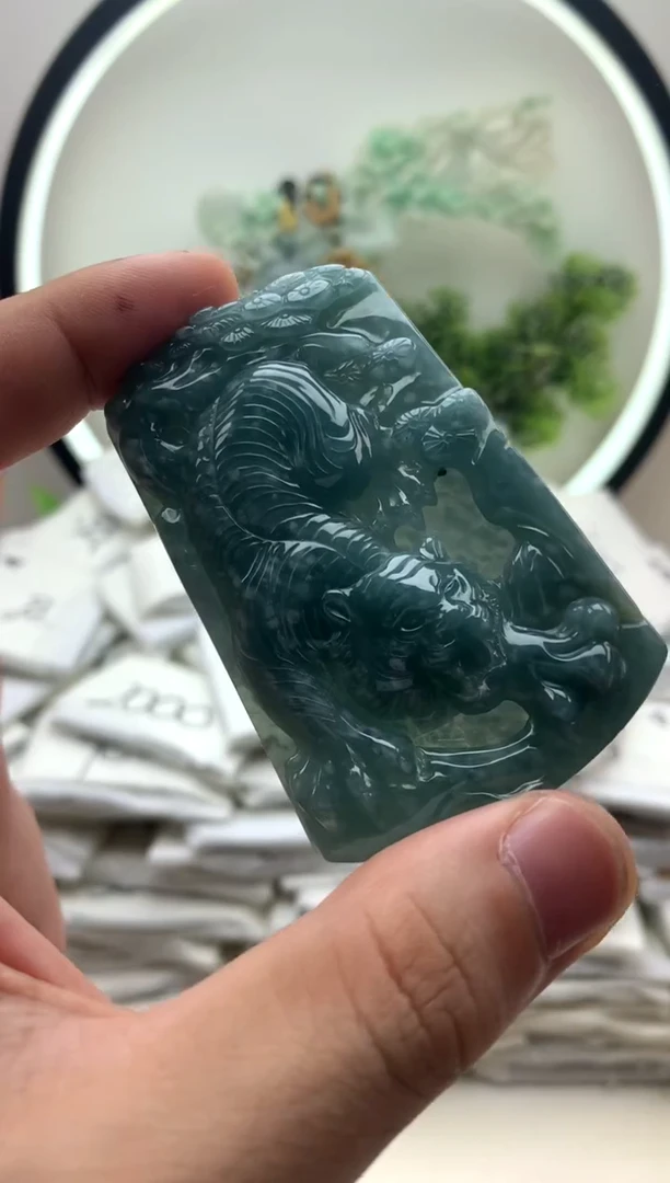 颈饰未镶嵌翡翠虎