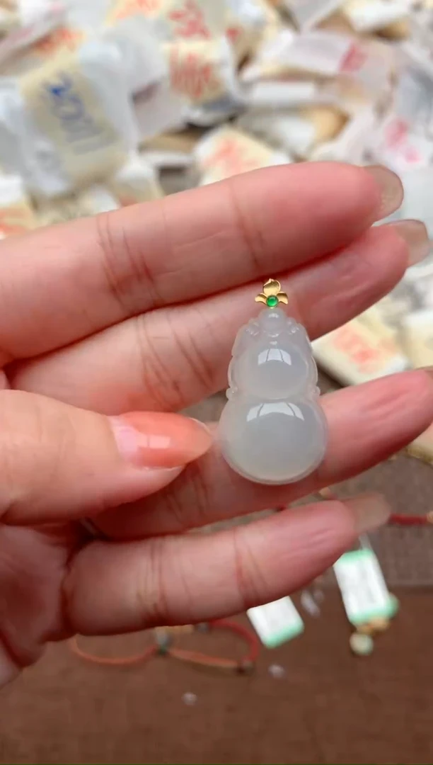 18K金镶嵌挂件翡翠一