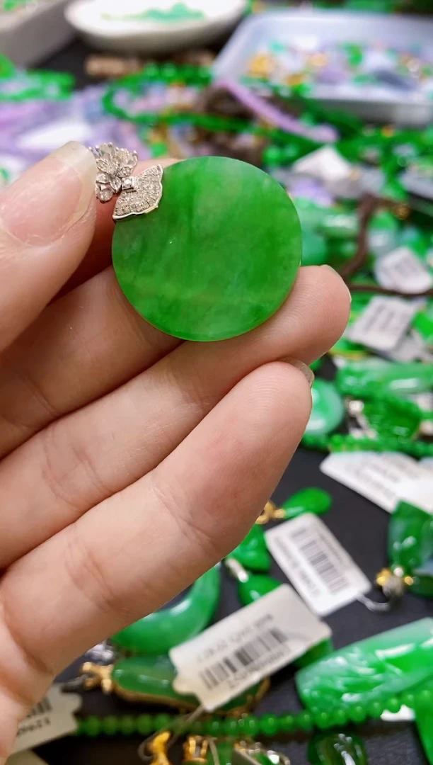 颈饰18K金镶嵌翡翠圆牌