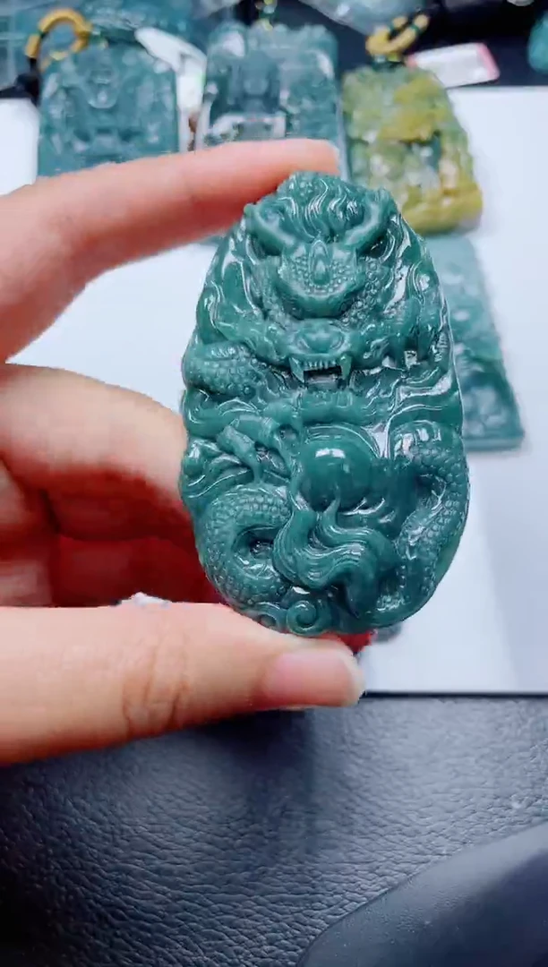 翡翠未镶嵌颈饰