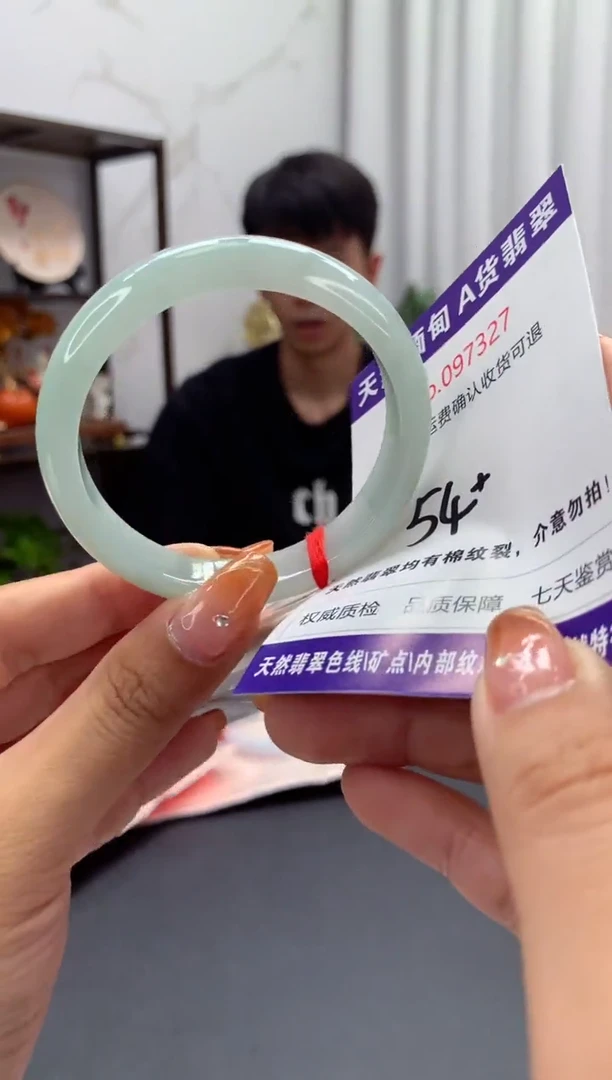 未镶嵌手镯翡翠有纹，完美者勿拍