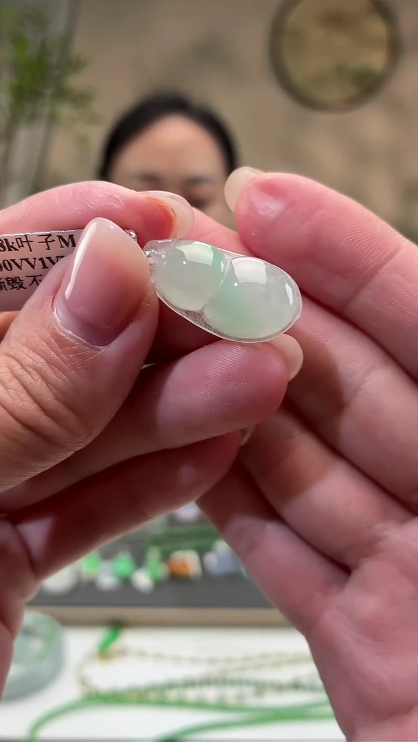 颈饰18K金镶嵌翡翠豆子