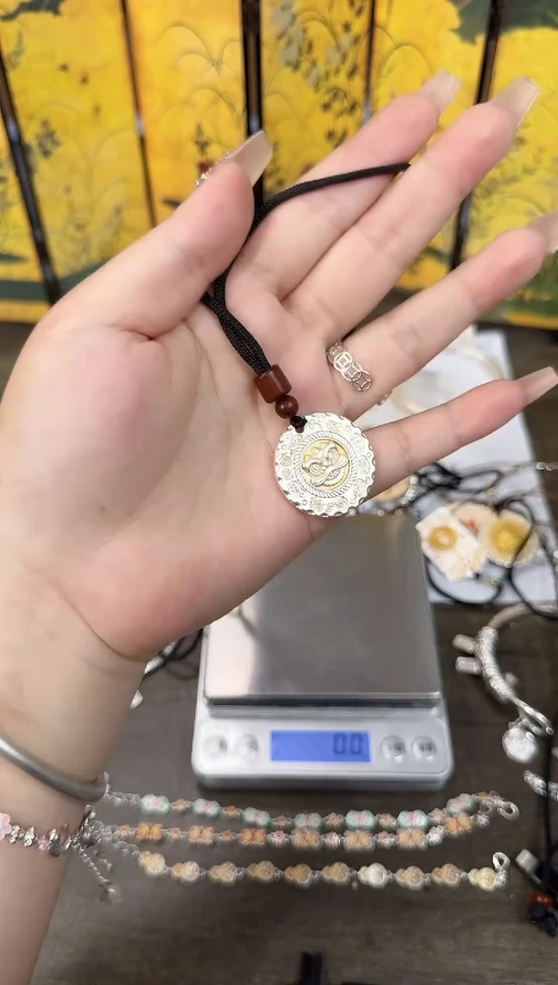 珐琅足银描金狮子吊坠