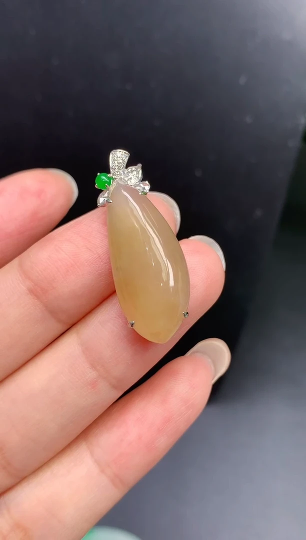 翡翠18K金镶嵌颈饰瓜