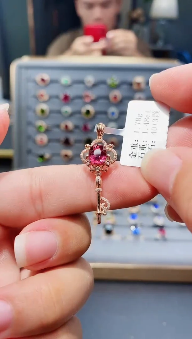 颈饰18K金镶嵌碧玺1.48.