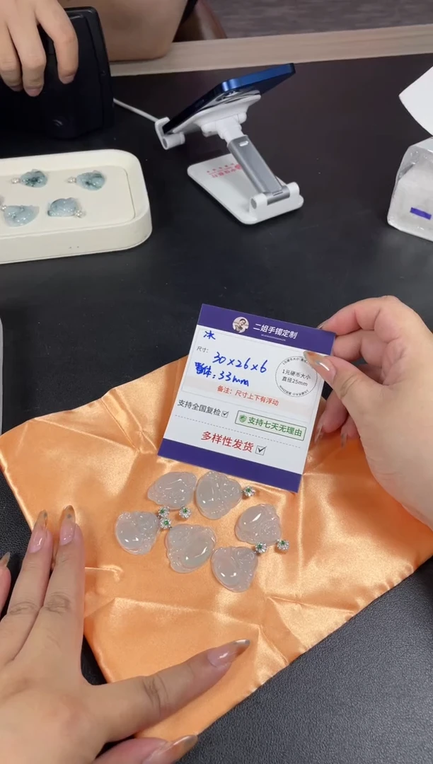 18K金镶嵌挂件翡翠白冰佛公FL57多样性发其一CP配绳