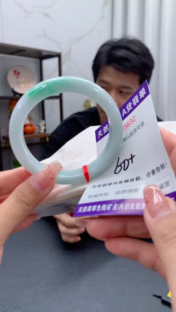未镶嵌手镯翡翠有纹，完美者勿拍
