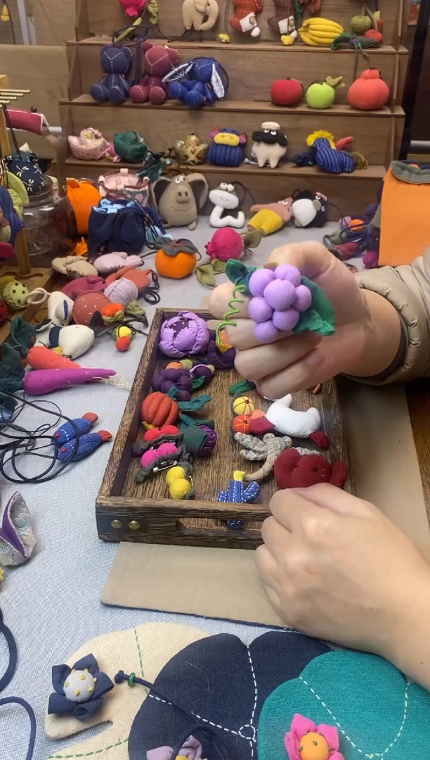 葡萄胸针（浅紫色）