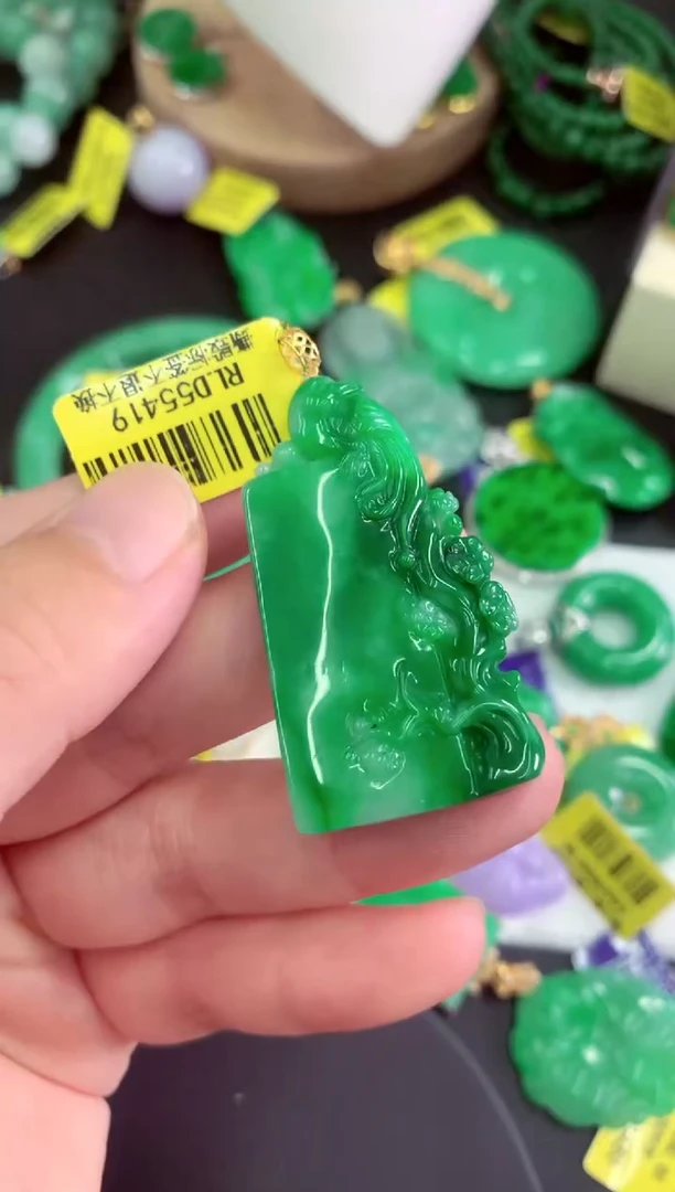 颈饰18K金镶嵌翡翠挂件