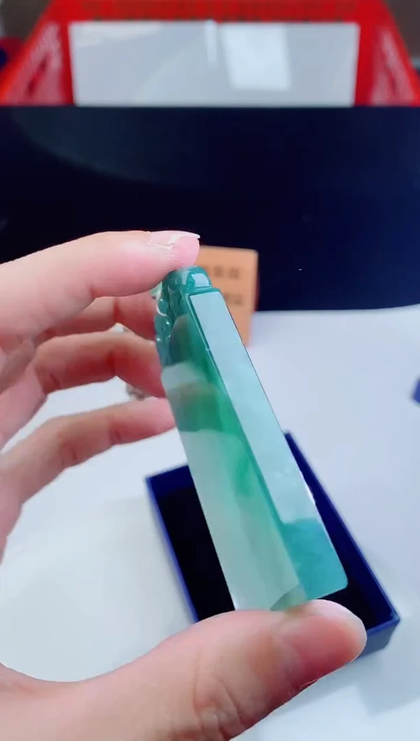 颈饰未镶嵌翡翠   `