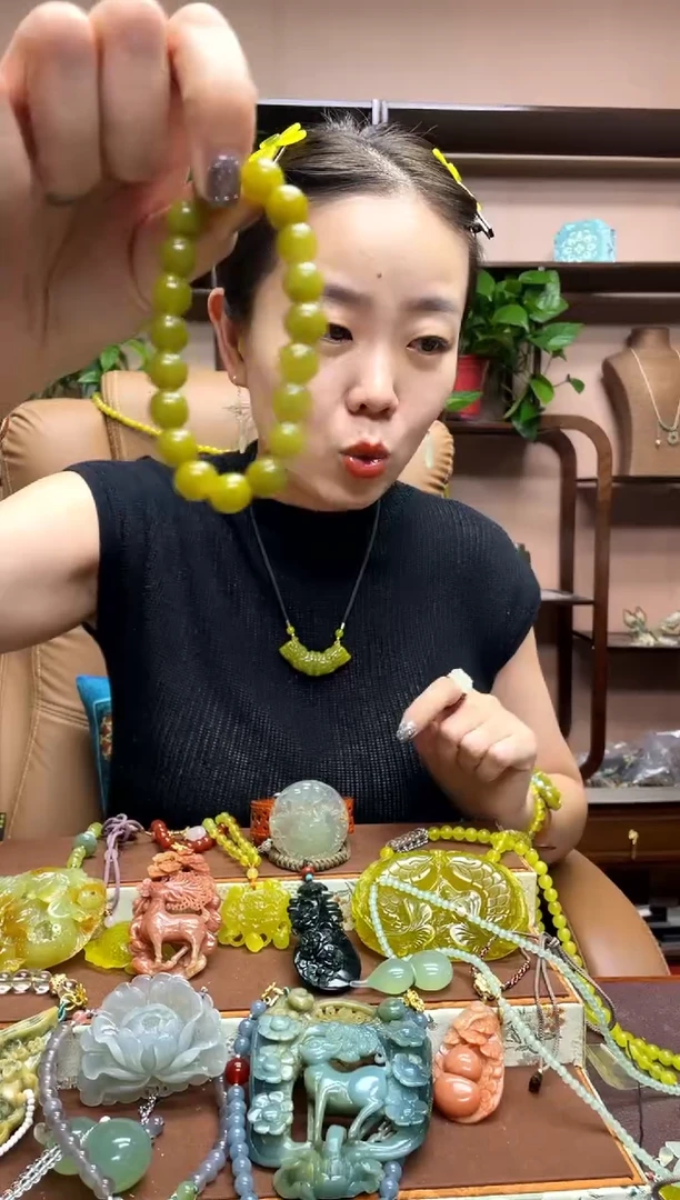 未镶嵌岫玉颈饰多样性发货发其中之一