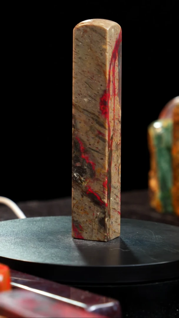 鸡血石牛角冻鸡血石