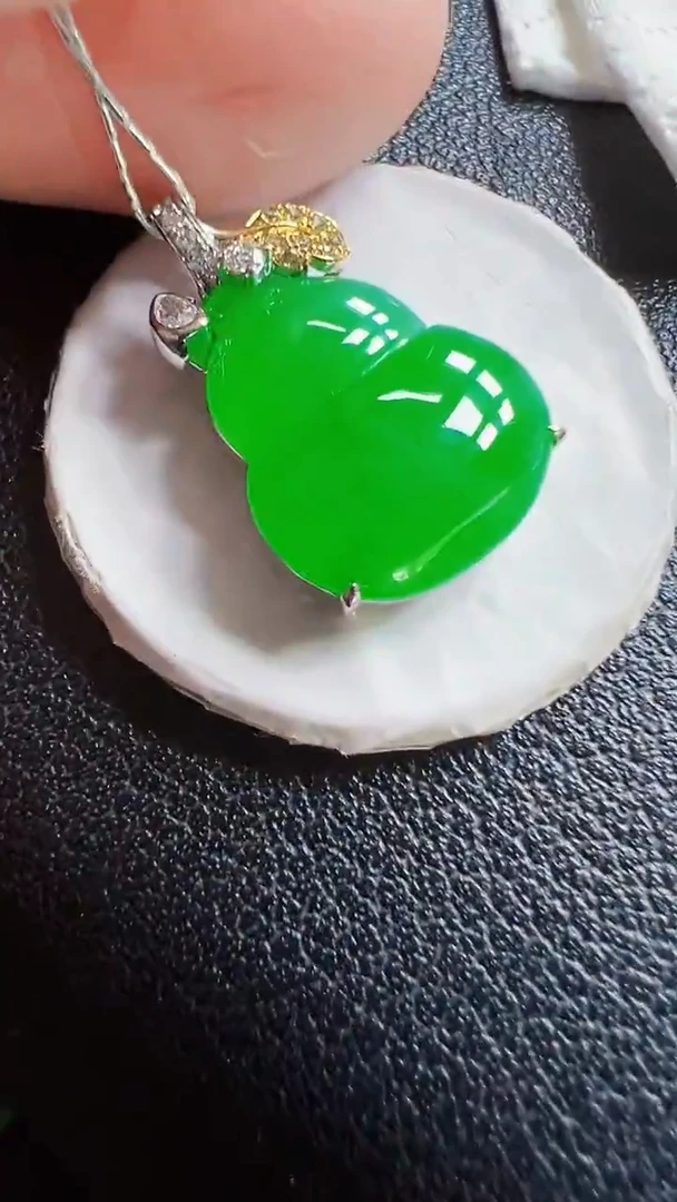 颈饰18K金镶嵌翡翠葫芦