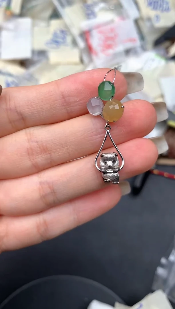 18K金镶嵌挂件翡翠一