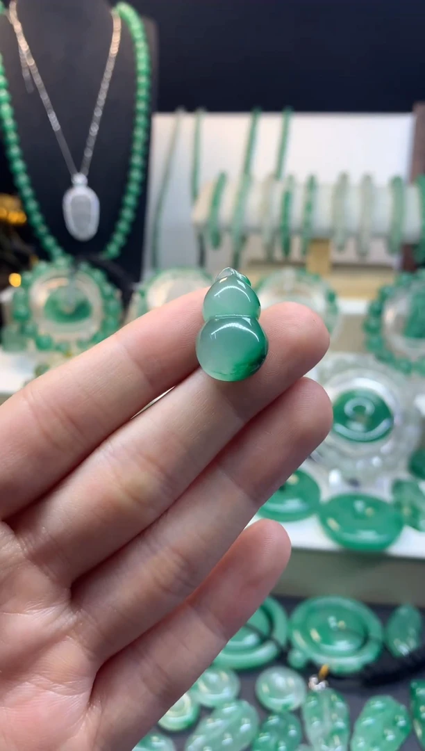 吊坠(不含链)未镶嵌石英质玉（非洲翠）葫芦