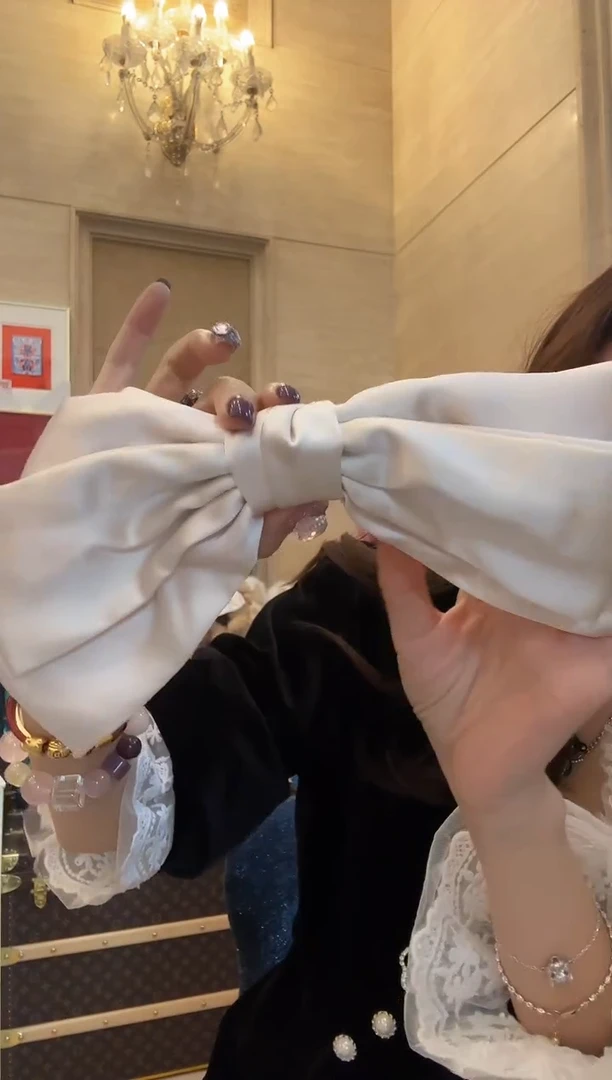 铁合金锦纶灰白色的蝴蝶结