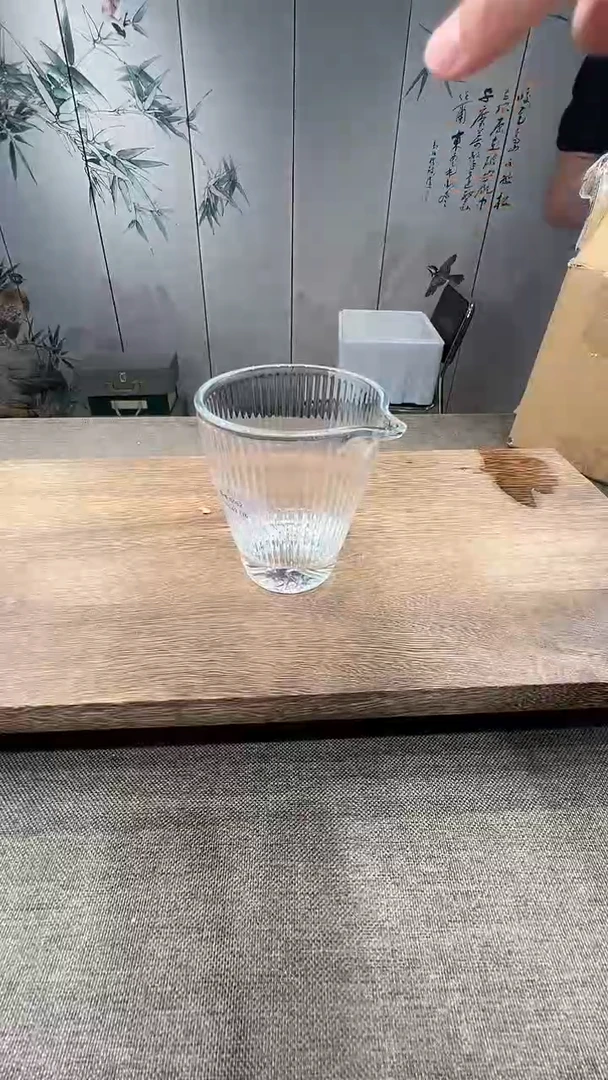 @微光茶器玻璃竖纹公道杯G082