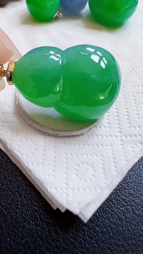 颈饰18K金镶嵌翡翠葫芦