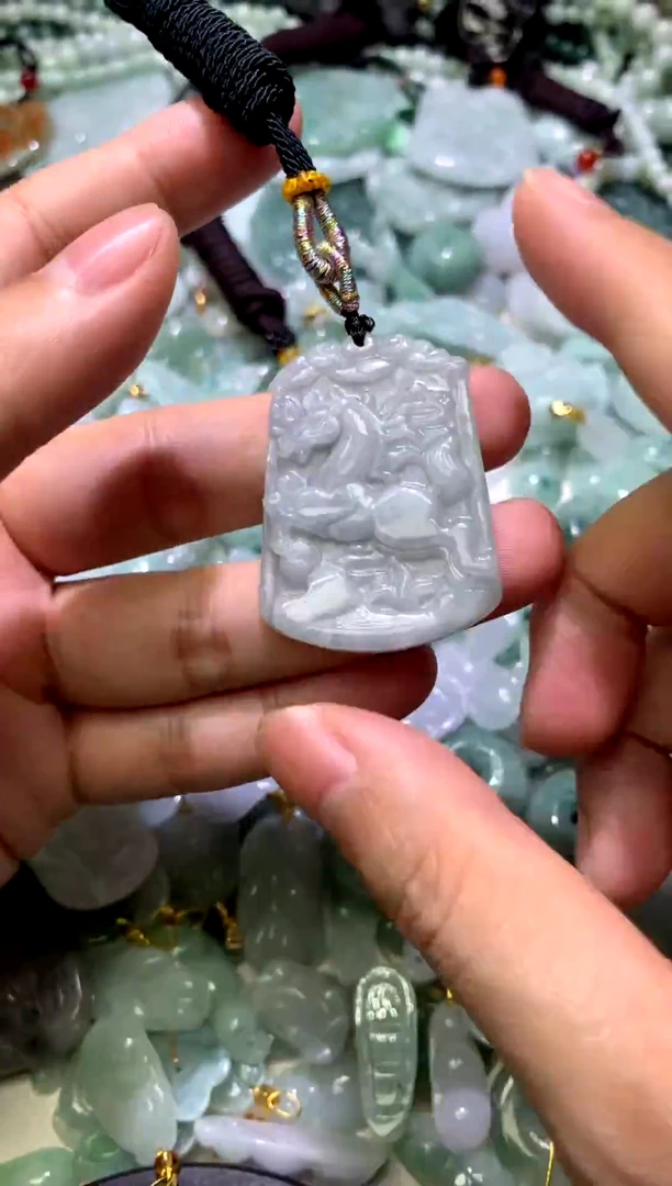 颈饰未镶嵌翡翠马牌