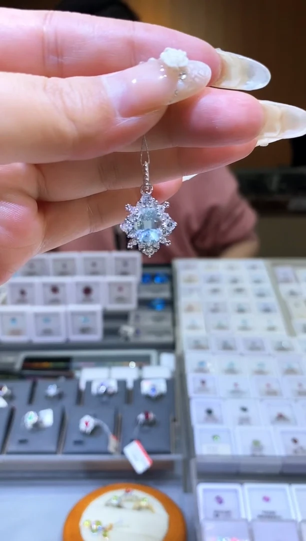 【闪购商品】海蓝宝石吊坠(赠链)银S925镶嵌天然海蓝宝吊坠