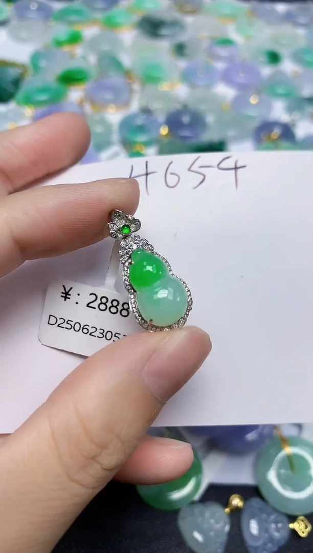 翡翠18K金镶嵌颈饰天然缅甸翡翠A货