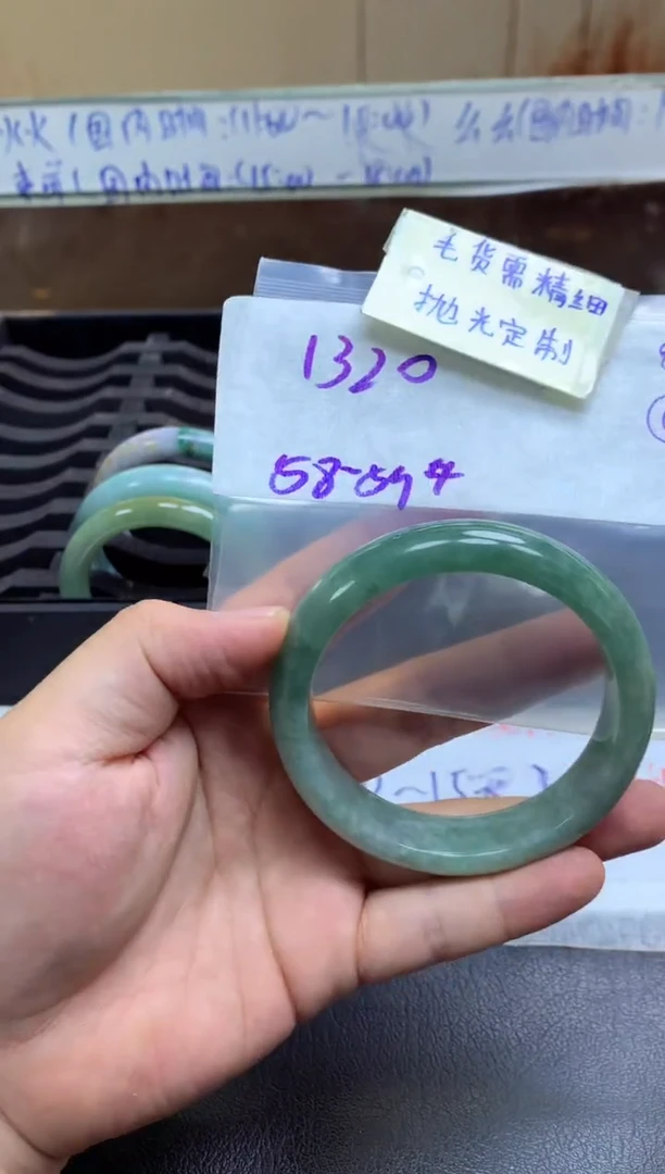 【闪购商品】定制翡翠未镶嵌手镯毛货需精细抛光+多人+1320元