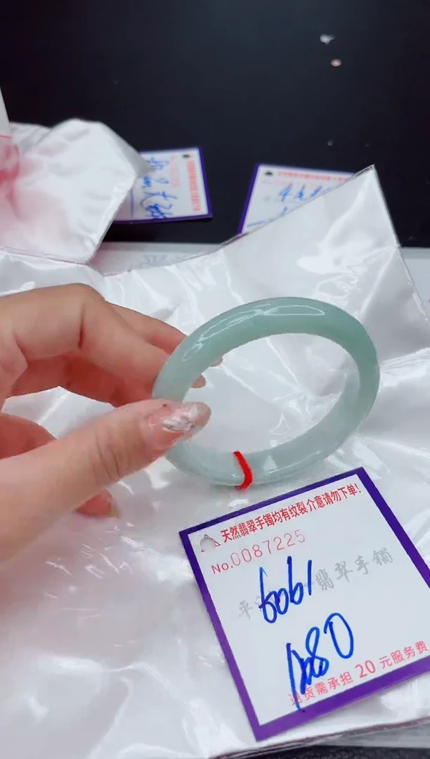 翡翠手镯未镶嵌1
