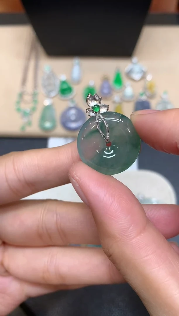 颈饰18K金镶嵌翡翠平安扣【无服务费