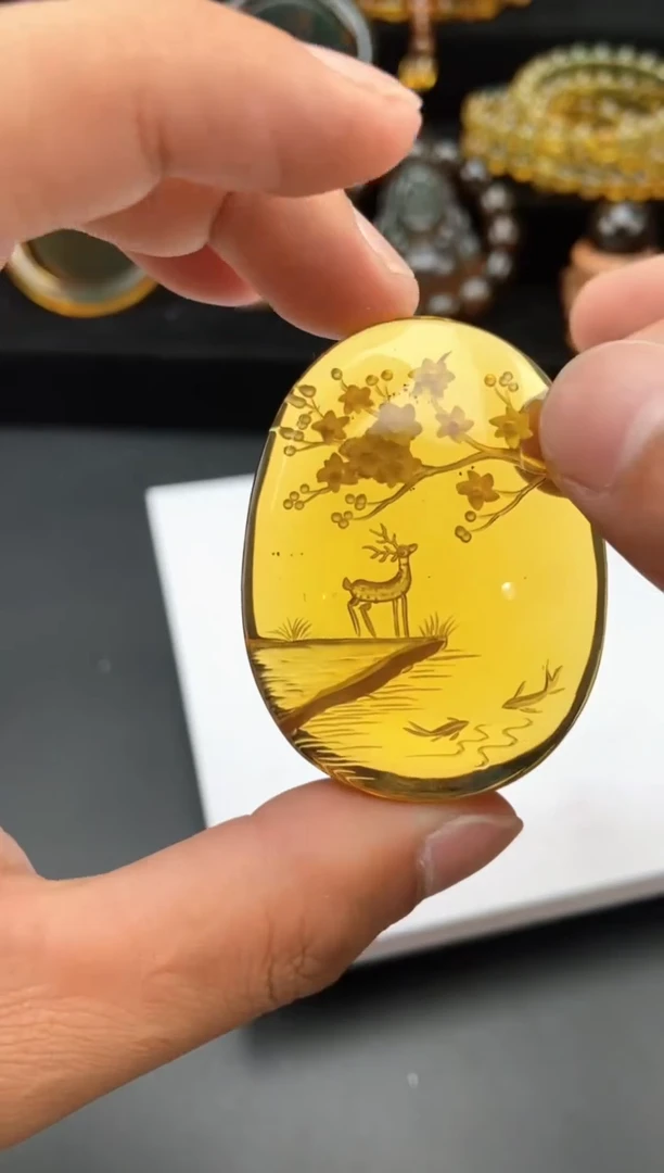 未镶嵌颈饰琥珀蓝珀阴雕梅花鹿吊坠
