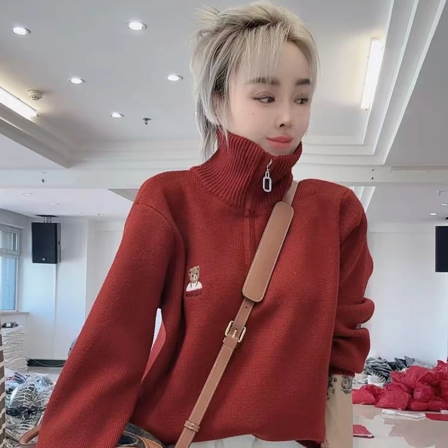 流行款红色半拉链小熊毛衣