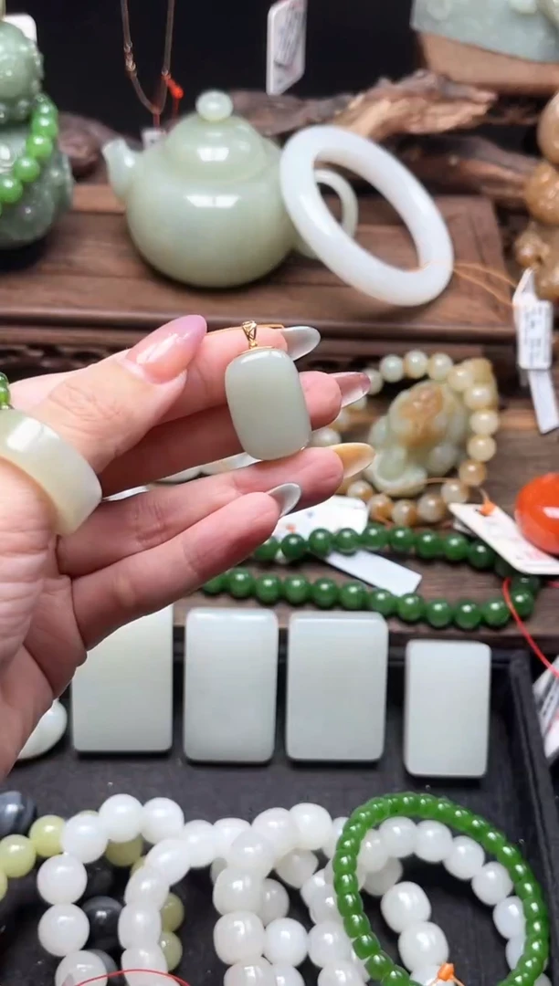 和田玉18K金镶嵌吊坠(不含链)且末青白 无事牌9007764