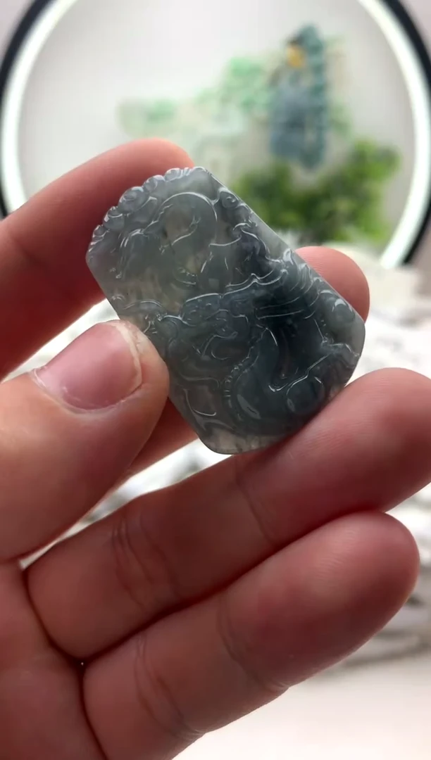 翡翠未镶嵌颈饰小龙牌