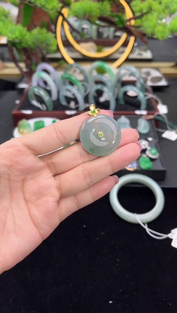 颈饰18K金镶嵌翡翠吊坠