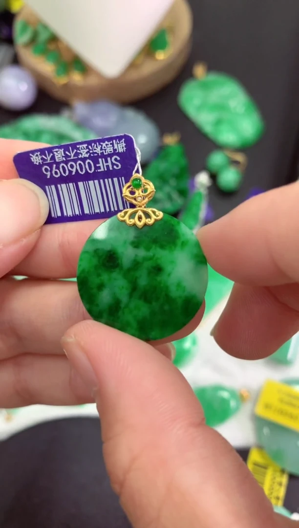 颈饰18K金镶嵌翡翠挂件