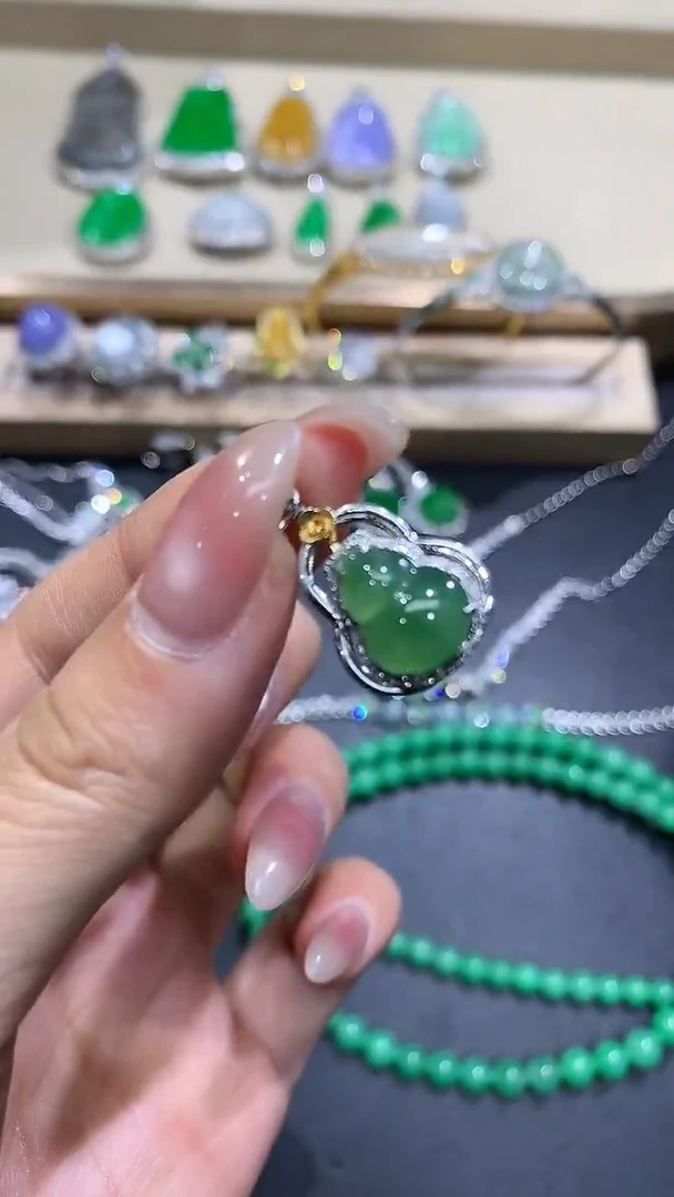 【闪购商品】翡翠吊坠(不含链)18K金镶嵌7团购