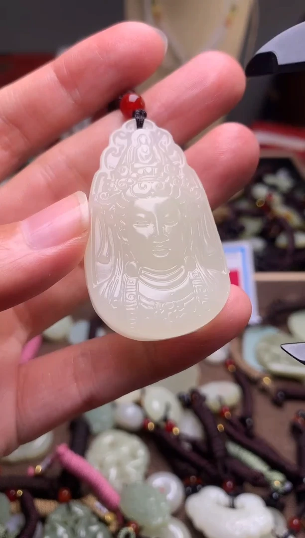 玉新疆料青海料清水观音吊坠