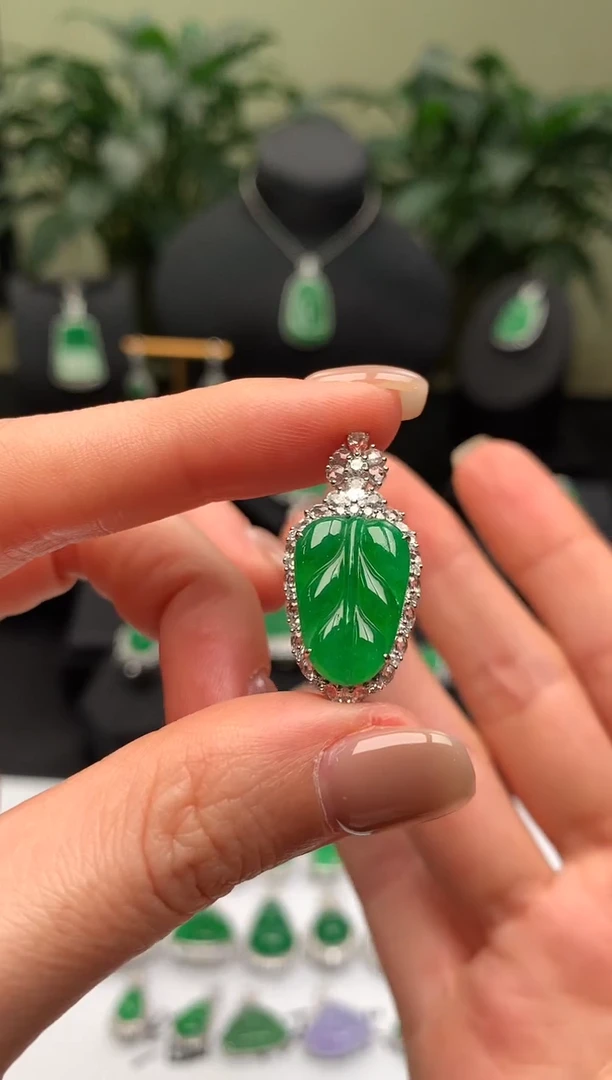 【闪购商品】翡翠颈饰18K金镶嵌绿叶子