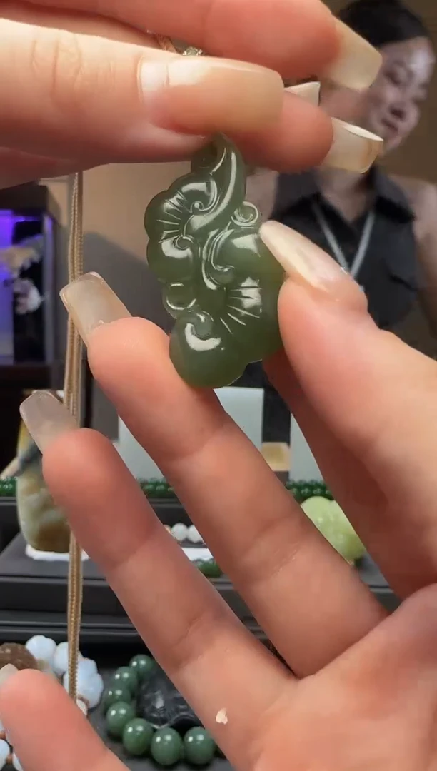 和田玉未镶嵌颈饰青黄口如意吊坠