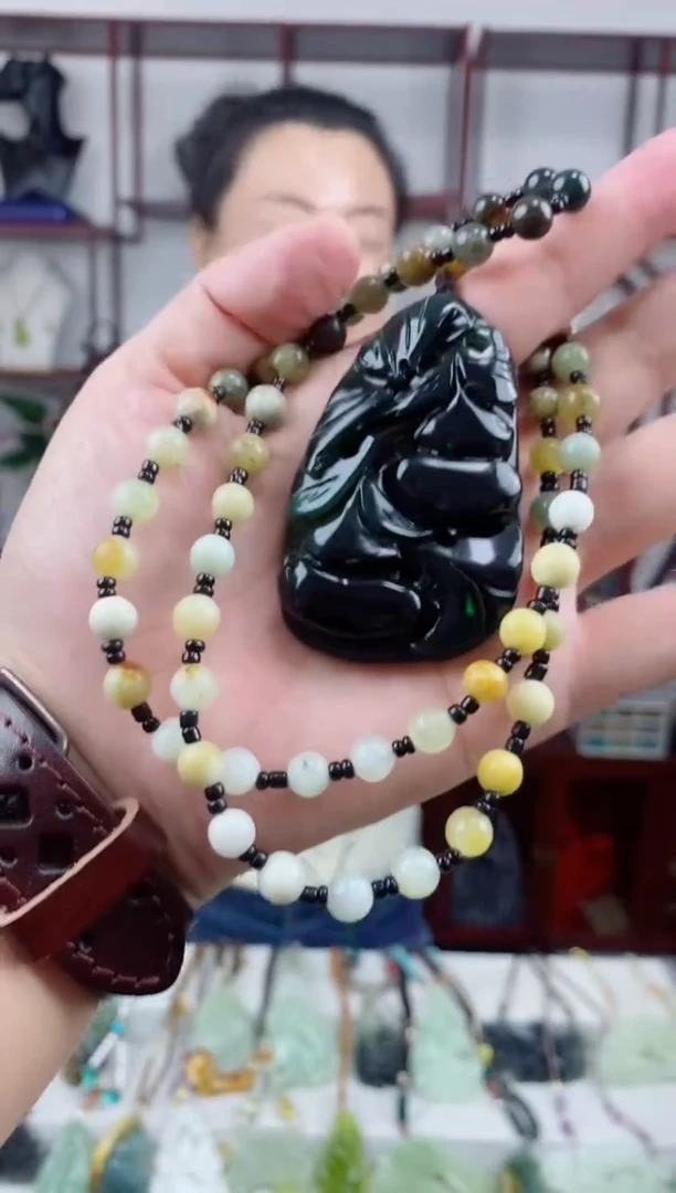 未镶嵌岫玉颈饰1