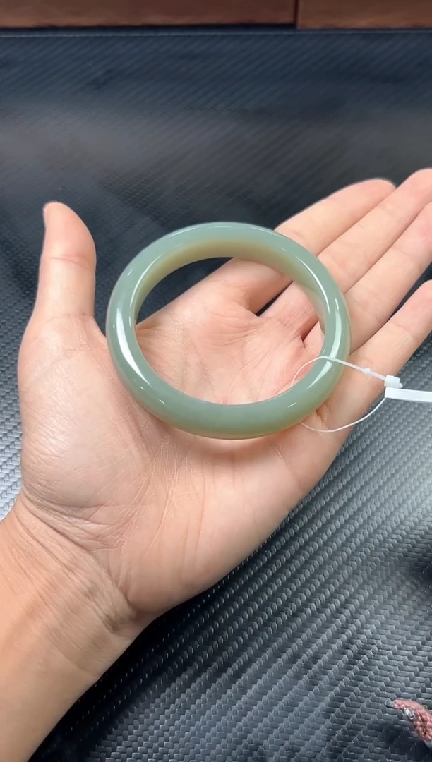 未镶嵌手镯和田玉且末微色差近矿60Mj