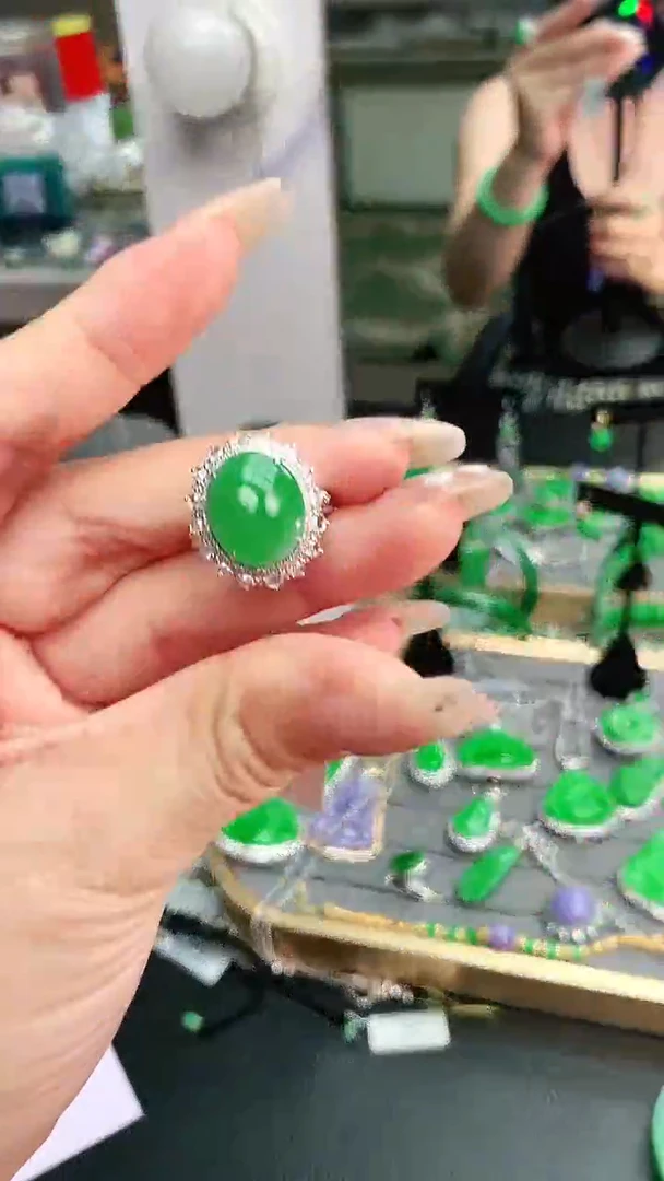 18K金镶嵌戒指翡翠天然缅甸翡翠a货