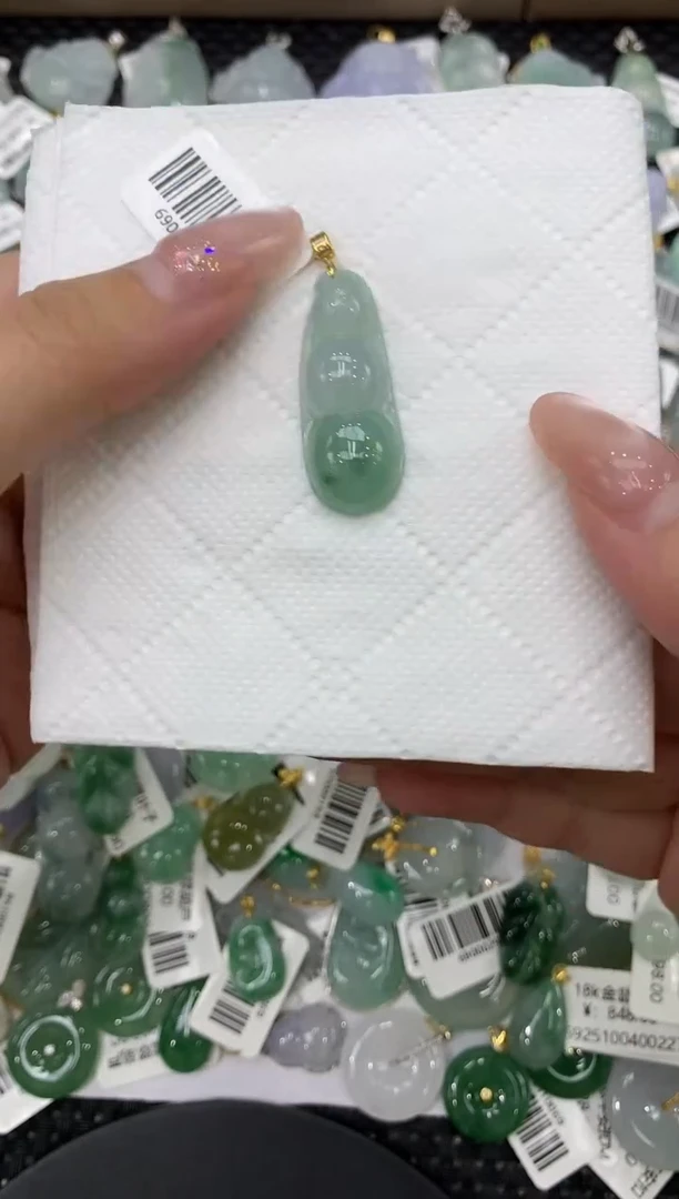 颈饰18K金镶嵌翡翠1111111111