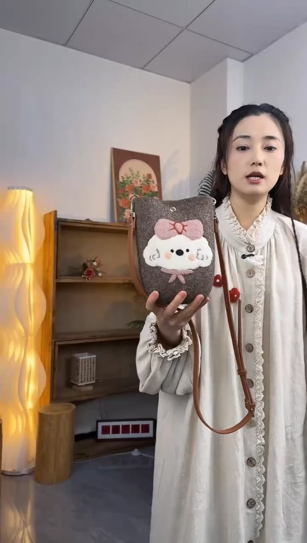 羊毛非遗纯手工包  手机包小狗