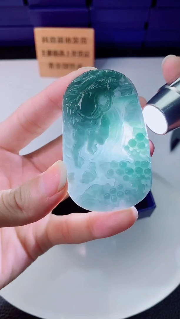 翡翠未镶嵌颈饰      `